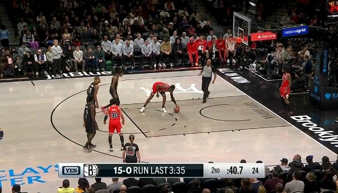 BOB半岛体育-拉开比分！篮网第二节3分半时间打出一波15-0高潮 领先公牛到19分