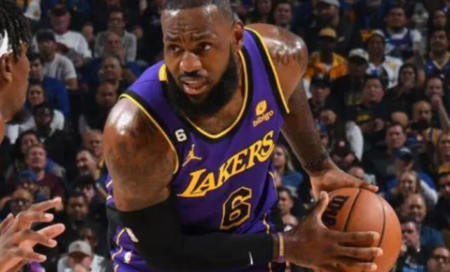 湖人揭幕战溃败原因①：三分投不进 进攻没空间